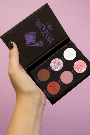 A SET OF TWO PALLETS AND FOUR EYELINERS